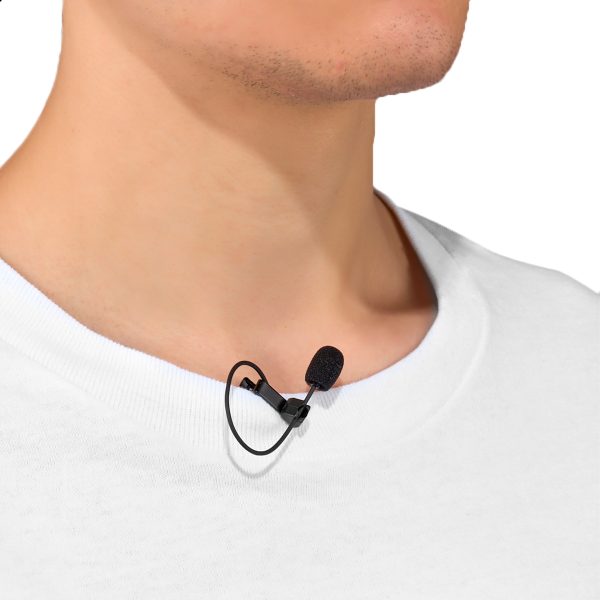Lähikuva henkilöstä, jolla on valkoinen paita ja Joby Wavo Lav PRO Mikrofoni, pieni musta lavalier-mikrofoni, joka on kiinnitetty kauluksen lähelle kaulaa.