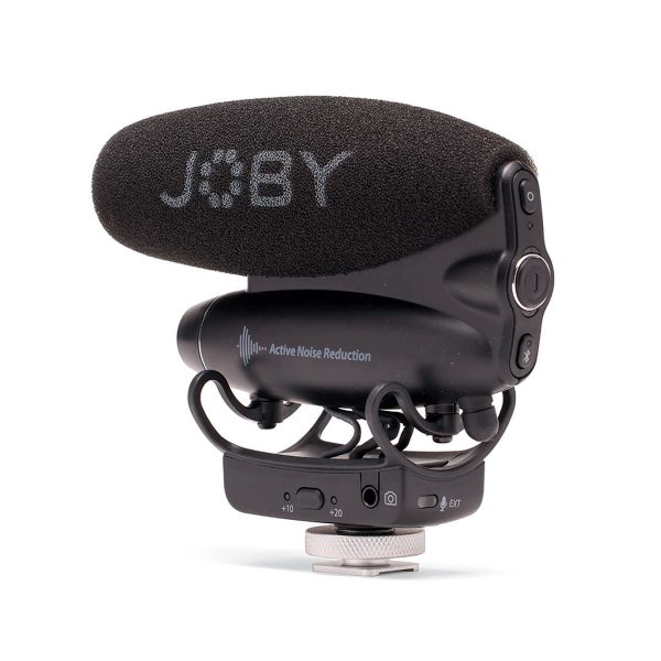 Musta Joby Wavo Pro - Mikrofoni, jossa on vaahtomuovinen tuulisuoja, "Active Noise Reduction" kyljessä, asennettu pieneen säädettävään jalustaan, jossa on ohjauskytkimet ja valitsin.
