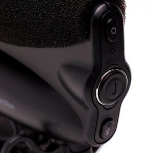 Lähikuva Joby Wavo Pro - Mikrofoni -laitteen ohjauspainikkeista, joissa näkyy virtapainike, Bluetooth-painike, pyöreä painike ja kuvioitu pinta yläosassa.