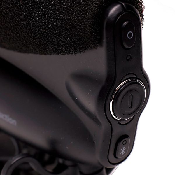 Lähikuva Joby Wavo Pro - Mikrofoni -laitteen ohjauspainikkeista, joissa näkyy virtapainike, Bluetooth-painike, pyöreä painike ja kuvioitu pinta yläosassa.