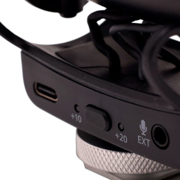 Joby Wavo Pro - Mikrofoni -kuulokkeen lähikuvasta paljastuu USB-C-portti, kytkin +10- ja +20-asetuksilla, EXT-tulon merkkivalo, jossa on mikrofonikuvake, sekä selkeät mustat ja hopeiset komponentit.