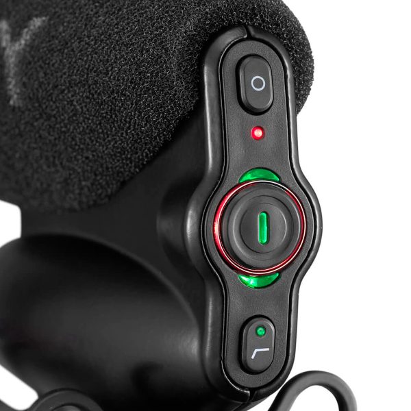 Lähikuva Joby Wavo Pro DS - Mikrofoni, musta mikrofoni, jossa on vaahtomuovisuojus ja jossa on hallintalaitteet: virtapainike, pyöreä nuppi, jossa on vihreät/punaiset LED-valot, ja puhelimeen liittyvä painike alla.
