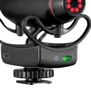 Lähikuva Joby Wavo Pro DS - Mikrofoni mustana, jossa on iskukiinnike, vihreä virran merkkivalo, USB-C-portti sivulla ja kiinnitysruuvi pohjassa jalustaa tai kameran kiinnitystä varten.