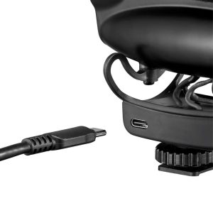 Lähikuva USB-C-kaapelista USB-C-portin vieressä mustassa Joby Wavo Pro DS - Mikrofoni -mallissa, jossa on kaarevia yksityiskohtia.