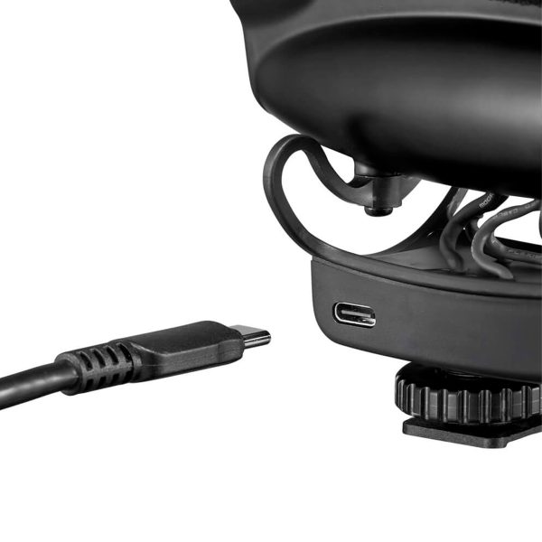 Lähikuva USB-C-kaapelista USB-C-portin vieressä mustassa Joby Wavo Pro DS - Mikrofoni -mallissa, jossa on kaarevia yksityiskohtia.