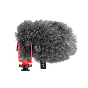Joby Wavo Windjammer Grey on kompakti haulikkomikrofoni, jossa on karvainen tuulisuoja ja punainen iskukiinnike ja joka on suunniteltu kameroille ja äänentallennuslaitteille.