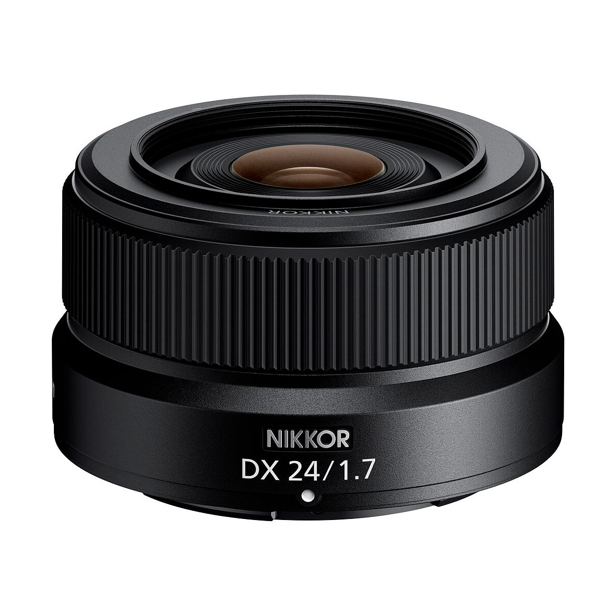 Musta Nikon Nikkor Z DX 24mm f/1.7 -objektiivi näkyy valkoisella pohjalla korostaen sen kompaktia muotoilua ja yksityiskohtaista kuvioitua tarkennusrengasta.