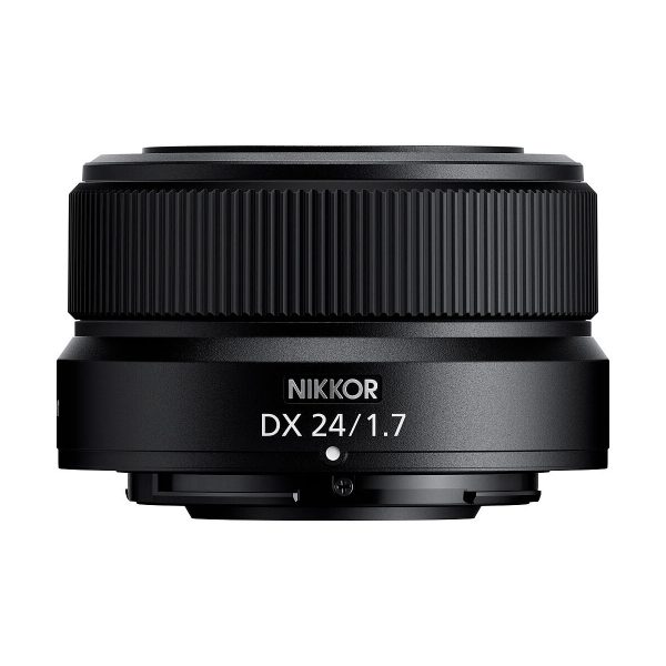 Lähikuva mustasta Nikon Nikkor Z DX 24mm f/1.7 -objektiivista, jonka sivulla on valkoinen malliteksti, valkoista taustaa vasten.