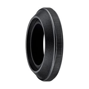 Nikon Nikkor Z DX 24mm f/1.7 -objektiivi näkyy valkoisella pohjalla, ja siinä on musta lieriömäinen objektiivin kiinnike, jossa on kuvioidut reunat pitoa varten sekä sisä- ja ulkopinnat kierteillä.