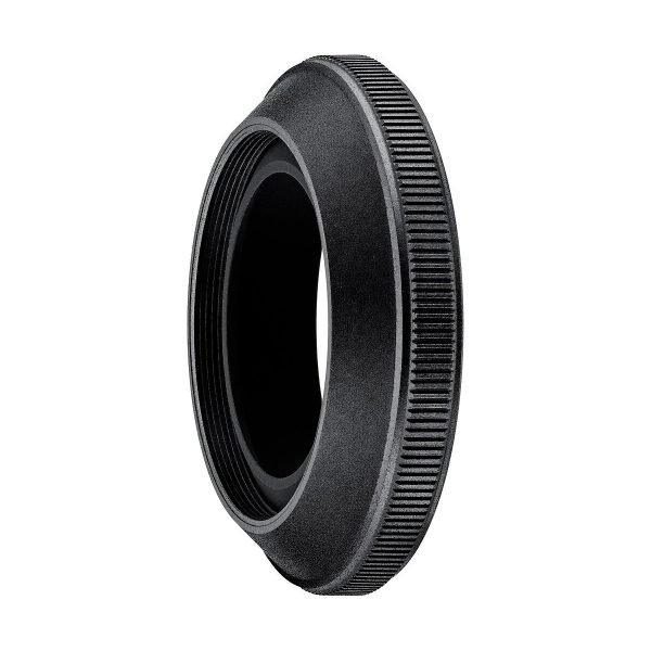 Nikon Nikkor Z DX 24mm f/1.7 -objektiivi näkyy valkoisella pohjalla, ja siinä on musta lieriömäinen objektiivin kiinnike, jossa on kuvioidut reunat pitoa varten sekä sisä- ja ulkopinnat kierteillä.