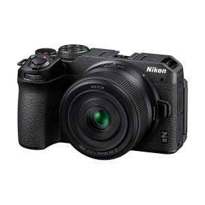 Musta Nikon Z30 -peilitön kamera, jossa on NIKKOR Z DX 24mm f/1.7 -objektiivi, näkyy edestä, ja siinä korostuvat ylä- ja sivupainikkeet ja valitsimet.