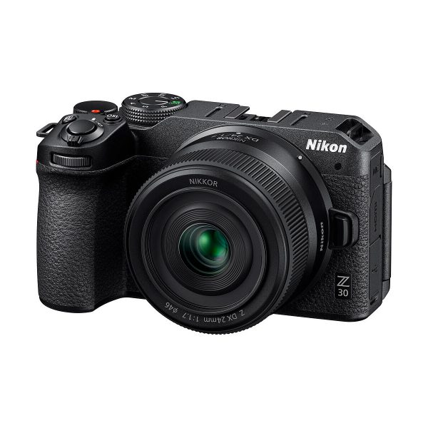 Musta Nikon Z30 -peilitön kamera, jossa on NIKKOR Z DX 24mm f/1.7 -objektiivi, näkyy edestä, ja siinä korostuvat ylä- ja sivupainikkeet ja valitsimet.