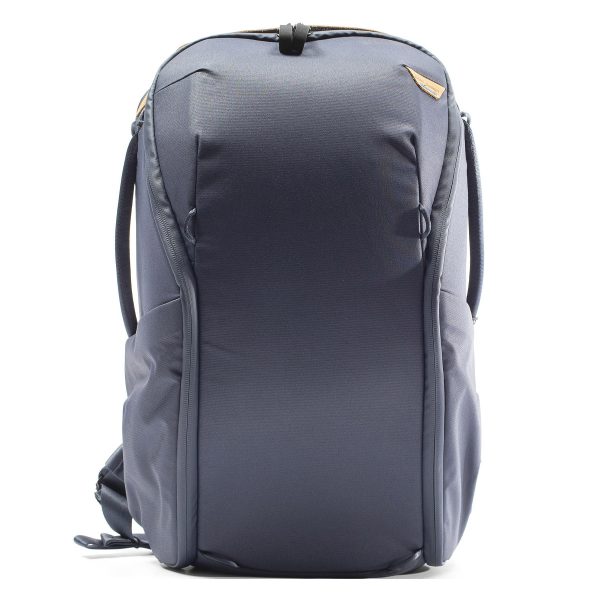 Peak Design Everyday Backpack Zip 20L -kamerareppu tummansinisellä värillä, jossa on kaarevat linjat, sivutaskut ja kantokahva ylhäällä, kuvassa pystyasennossa valkoista taustaa vasten.