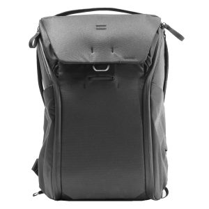 Peak Design Everyday Backpack v2 30L -kamerareppu, musta on tyylikäs musta reppu, jossa on strukturoitu muoto, yläkahva, yläläppä, etusolki ja useita vetoketjuja - täydellinen matkoille tai päivittäiseen käyttöön.