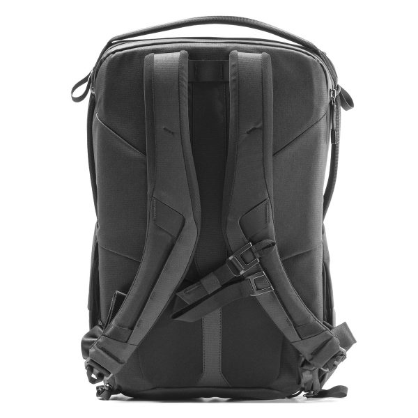 Peak Design Everyday Backpack v2 30L -kamerareppu, musta, näkyy selästä pehmustetuilla olkahihnoilla, säädettävällä rintahihnalla, tukevalla yläkahvalla ja vahvistetuilla ompeleilla kestävyyden takaamiseksi tyylikkäässä modernissa muotoilussa.