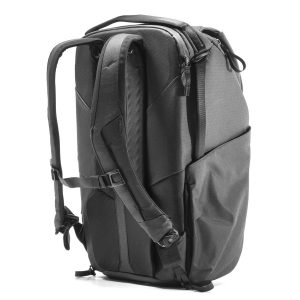 Peak Design Everyday Backpack v2 30L -kamerareppu mustana sisältää pehmustetut olkahihnat, sivukahvan, sivutaskut ja virtaviivaisen muotoilun, joka on esitetty pystyssä valkoista taustaa vasten.