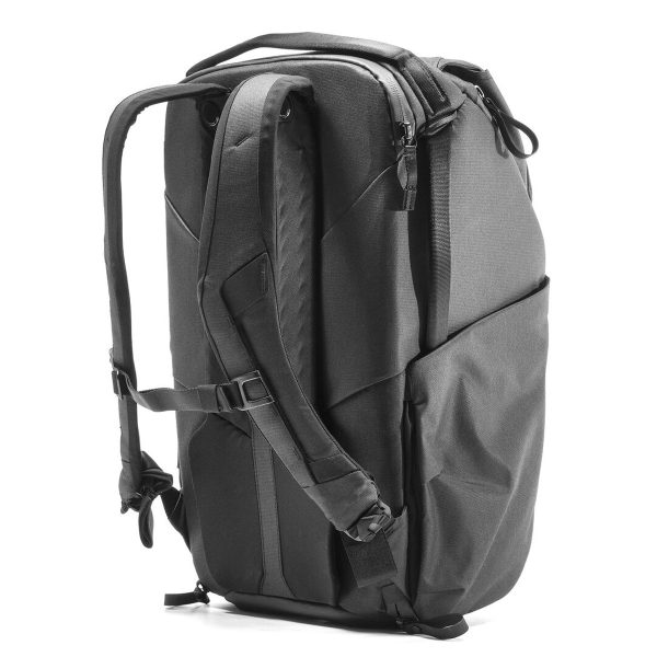 Peak Design Everyday Backpack v2 30L -kamerareppu mustana sisältää pehmustetut olkahihnat, sivukahvan, sivutaskut ja virtaviivaisen muotoilun, joka on esitetty pystyssä valkoista taustaa vasten.