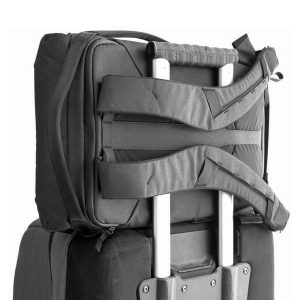 Peak Design Everyday Backpack v2 30L -kamerareppu, musta on kiinnitetty turvallisesti suuremman rullalaukun teleskooppikahvaan, mikä osoittaa käytännöllisen pinoamisratkaisun matkustamiseen.