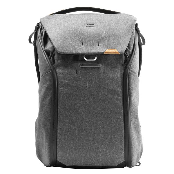 Peak Design Everyday Backpack v2 30L -kamerareppu tummanharmaassa on jäsennelty, moderni muotoilu, jossa on yläkahva, mustat sivuvetoketjut, läppäsuljenta ruskehtavilla korostusvälilehdillä ja tyylikäs, minimalistinen ilme.