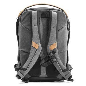 Peak Design Everyday Backpack v2 30L -kamerareppu tummanharmaassa näkyy takaa, ja siinä on pehmustetut olkahihnat, joissa on ruskehtavat korostukset, ylhäältä kannettava kahva, säädettävät soljet ja strukturoidut vahvistetut tikkaukset.
