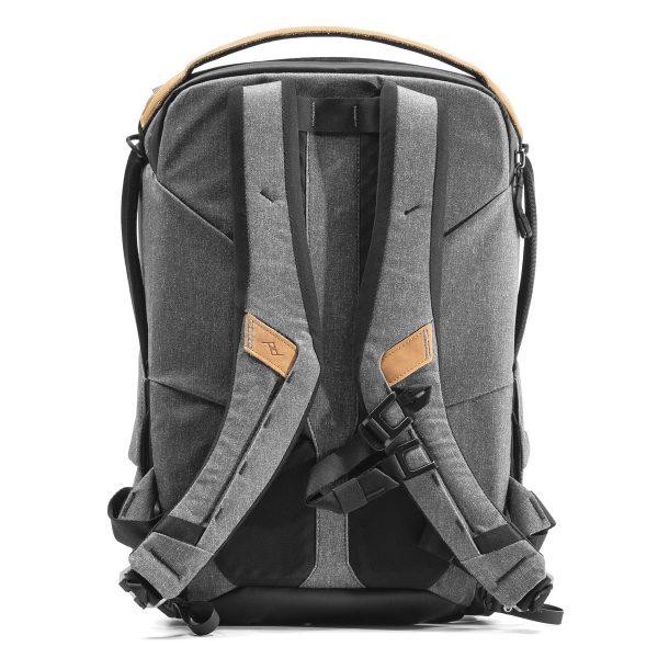 Peak Design Everyday Backpack v2 30L -kamerareppu tummanharmaassa näkyy takaa, ja siinä on pehmustetut olkahihnat, joissa on ruskehtavat korostukset, ylhäältä kannettava kahva, säädettävät soljet ja strukturoidut vahvistetut tikkaukset.