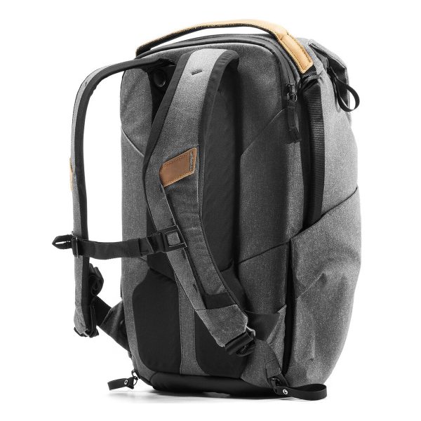 Tummanharmaassa Peak Design Everyday Backpack v2 30L -kamerareppu sisältää pehmustetut olkahihnat, rintahihnan ja nahkakoristeisen kahvan, joka on esillä pystyasennossa valkoisella pohjalla.