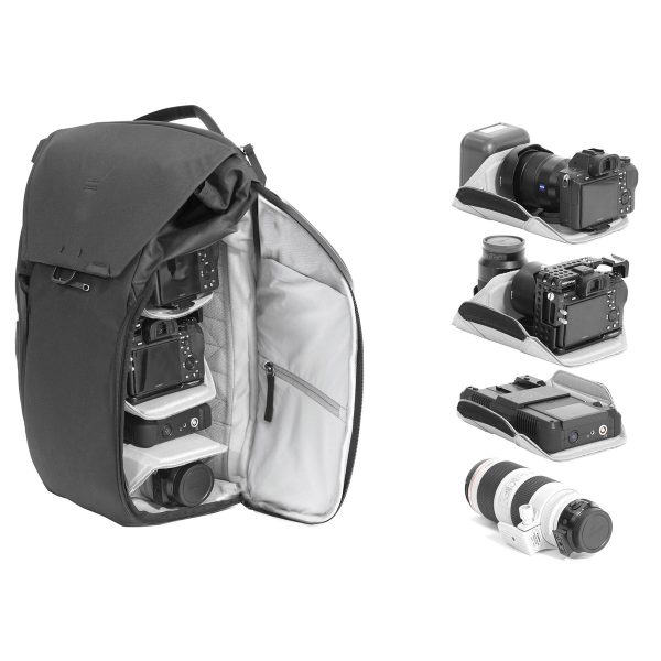 Peak Design Everyday Backpack v2 30L -kamerareppu, tummanharmaa on auki ja paljastaa lokerot, joiden sisällä on kameroita ja objektiiveja. Neljä muuta kameraa ja objektiivia näkyy erikseen pehmustetuissa väliseinissä oikealla.