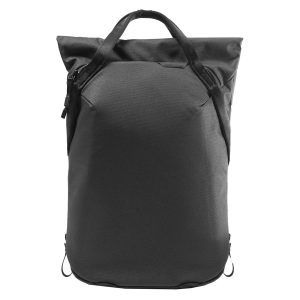 Mustassa Peak Design Everyday Totepack 20L v2 -repussa on minimalistinen ulkoasu, jossa on rullakorkki, yksi yläkahva ja kulmikas sivuvetoketju. Sen puhtaissa linjoissa ei ole näkyviä logoja tai ulkotaskuja, mikä takaa tyylikkään ulkonäön.