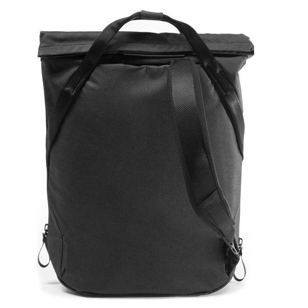 Peak Design Everyday Totepack 20L v2 mustana on minimalistinen, suorakulmainen laukku, jossa on rullakorkki, kaksi kahvaa, säädettävä olkahihna, selkeät linjat ja ei näkyviä logoja tai ulkoisia taskuja.