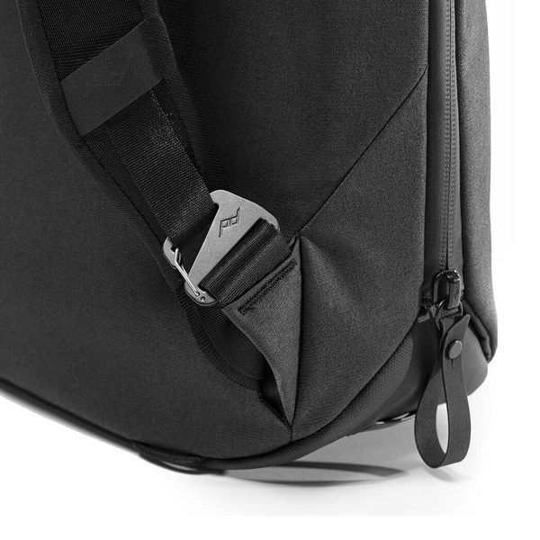 Lähikuva Peak Design Everyday Totepack 20L v2 -malliston mustasta rinkasta, jossa korostuvat pehmustetun olkahihnan kiinnittävä metallisolki ja vetoketju, jossa on suuri, soikea vetokieleke.