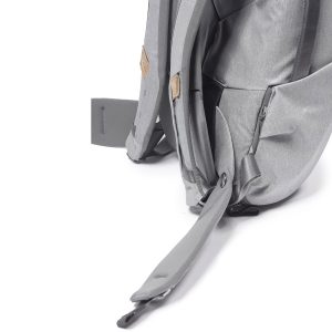 Lähikuva Peak Design Everyday Hip Belt V2 -lantiovyöstä Midnight (koko 29-52), jossa korostuvat sen pehmustetut hihnat ja sivutasku valkoista taustaa vasten.