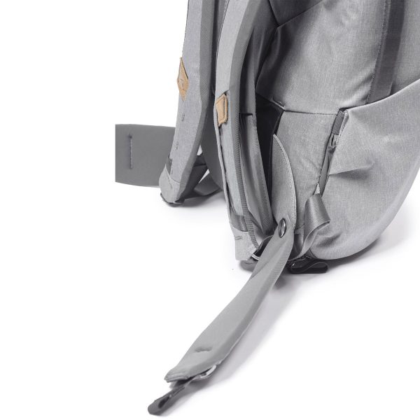 Lähikuva Peak Design Everyday Hip Belt V2 -lantiovyöstä Midnight (koko 29-52), jossa korostuvat sen pehmustetut hihnat ja sivutasku valkoista taustaa vasten.