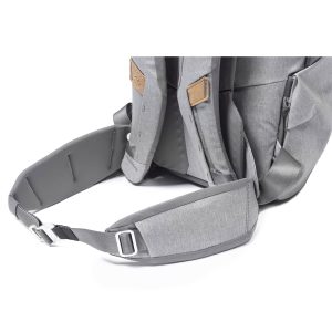 Lähikuva Peak Design Everyday Hip Belt V2 Midnight -lantiovyöstä, koko 29-52, jossa näkyvät pehmustetut hihnat ja hopeinen solki mukavuutta ja tukea varten.