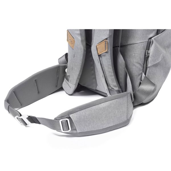 Lähikuva Peak Design Everyday Hip Belt V2 Midnight -lantiovyöstä, koko 29-52, jossa näkyvät pehmustetut hihnat ja hopeinen solki mukavuutta ja tukea varten.