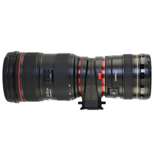 Peak-Design-Lens-Kit-Canon-3 Peak Design Lens Kit - Canon EF, jossa on musta kotelo, punaiset renkaat, zoomin lukituskytkin ja jalustan kiinnityskaulus, vaakasuorassa valkoisella pohjalla.