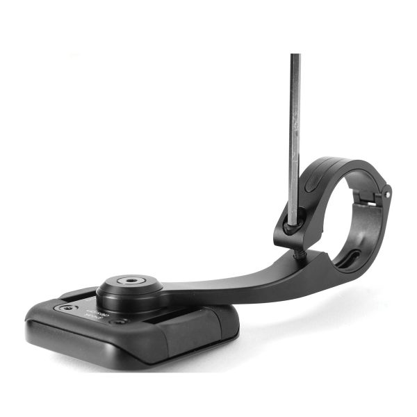 Lähikuvassa Peak Design Mobile Out Front Bike Mount, musta, kiristetään kuusiokoloavaimella, ja se on suunniteltu kiinnittämään laitteet, kuten pyörätietokone, turvallisesti ohjaustankoon.
