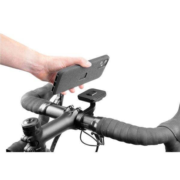 Käsi kiinnittää älypuhelimen Peak Design Mobile Out Front Bike Mount -pyöräkiinnikkeeseen, joka on polkupyörän ohjaustankoon kiinnitettävä suorakulmainen kiinnike, joka on suunniteltu puhelimen turvalliseen kiinnittämiseen.