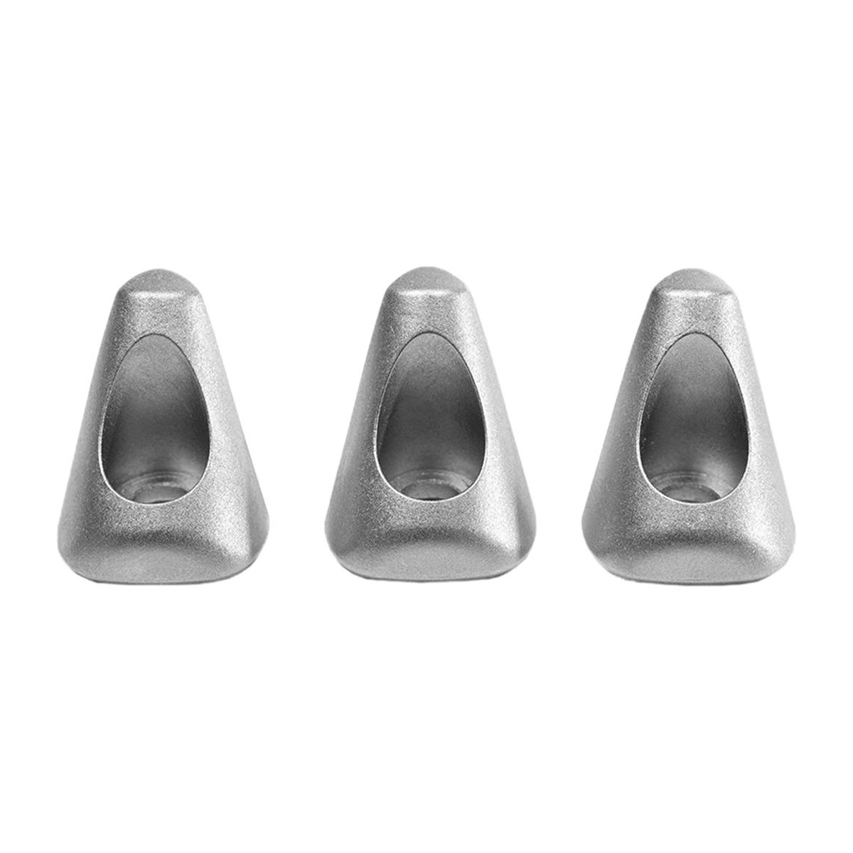 Kolme identtistä Peak Design Spike Feet -jalkaa, jotka ovat hopeisia ja pisaranmuotoisia ja joissa on onttoja soikeita aukkoja, on sijoitettu vierekkäin valkoista taustaa vasten.