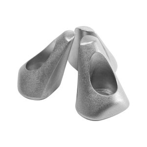 Kolme metallista, kiilamaista Peak Design Spike Feet -jalkaa, joissa on sileä pinta ja suuret, pyöristetyt aukot, on ryhmitelty yhteen valkoisella pohjalla.