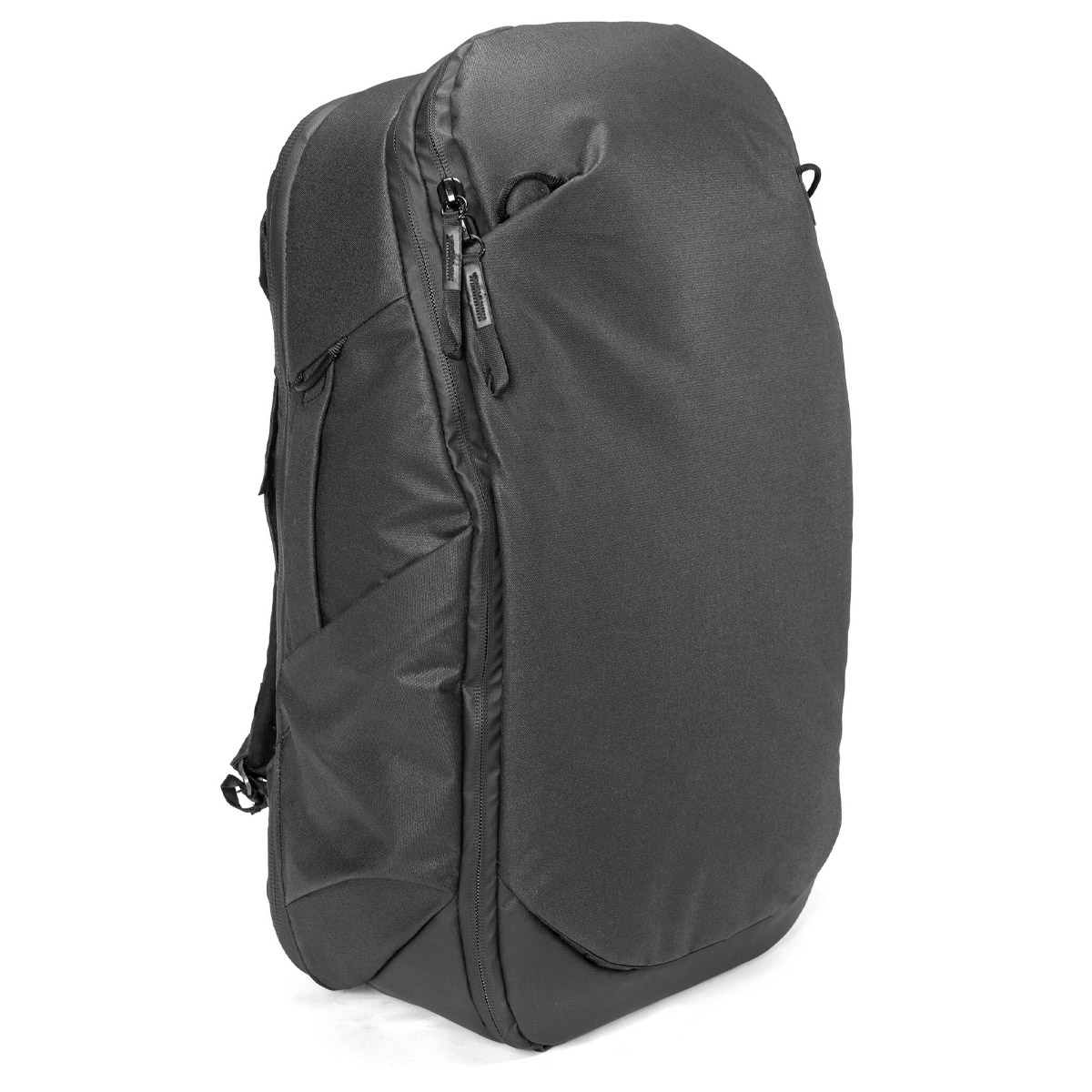 Peak Design Travel Backpack 30L -kamerareppu, musta, on tyylikäs musta reppu minimalistisella muotoilulla, jossa on useita vetoketjulokeroita ja sivutaskut, kuvassa pystyssä valkoista taustaa vasten.