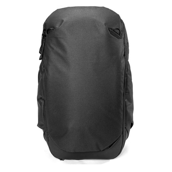 Peak Design Travel Backpack 30L -kamerareppu, musta näkyy edestä valkoista taustaa vasten, mikä korostaa sen tyylikästä, minimalistista muotoilua, jossa ei ole näkyviä logoja tai ulkoisia taskuja.