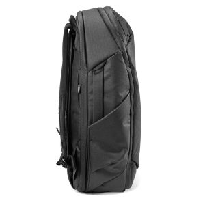 Peak Design Travel Backpack 30L -kamerareppu, musta, näkyy sivulta tyylikkään modernilla muotoilulla, jossa on useita lokeroita, vetoketjuja ja pehmustettuja osioita.