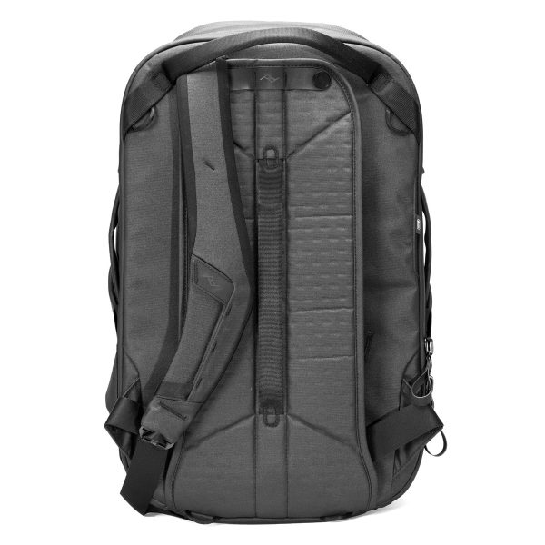 Peak Design Travel Backpack 30L -kamerareppu, musta on esillä pystyasennossa, ja siinä on pehmustetut olkahihnat, useita kahvoja ja kestävä, moderni musta muotoilu.
