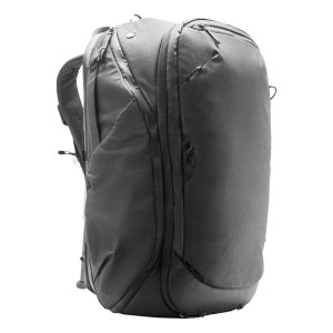 Peak Design Travel Backpack 45L -kamerareppu, musta, on suuri musta reppu, jossa on useita vetoketjuja, lokeroita, pehmustetut olkahihnat ja tyylikäs minimalistinen muotoilu, kuvassa pystyasennossa valkoisella pohjalla.