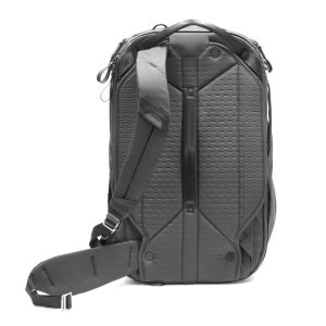 Peak Design Travel Backpack 45L -kamerareppu, musta, on moderni, strukturoitu musta muotoilu, jossa on kuvioitu materiaali, pehmustettu selkäpaneeli, säädettävät olkahihnat, kantokahva ja näkyvät tikkaukset - kuvassa valkoisella pohjalla.
