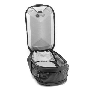 Peak Design Travel Backpack 45L -kamerareppu, musta näkyy selällään avattuna ja tyhjänä, jolloin paljastuu tilava päälokero, jonka kannessa on verkkovetoketjullinen verkkotasku ja harmaa sisävuori.