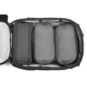 Avoin Peak Design Travel Backpack 45L -kamerareppu, musta, jonka sisällä on kolme harmaata pakkauskuutiota siististi järjestettynä, joista jokainen vie osan tilavasta sisätilasta.