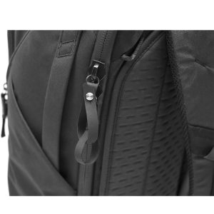 Lähikuva Peak Design Travel Backpack 45L -kamerareppu, musta, jossa näkyy vetoketju, jossa on nahkainen vetokieleke ja näkyvä kuvioitu pehmuste takapaneelissa.