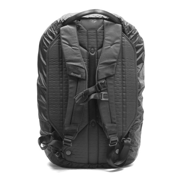 Peak Design Rain Fly - sadesuoja on tyylikäs musta reppupeitto, jossa on pehmustetut olkahihnat, rintaremmi, kuvioitu selkäpaneeli, säädettävät soljet ja vahvistetut ompeleet modernin tyylin ja kestävyyden takaamiseksi.