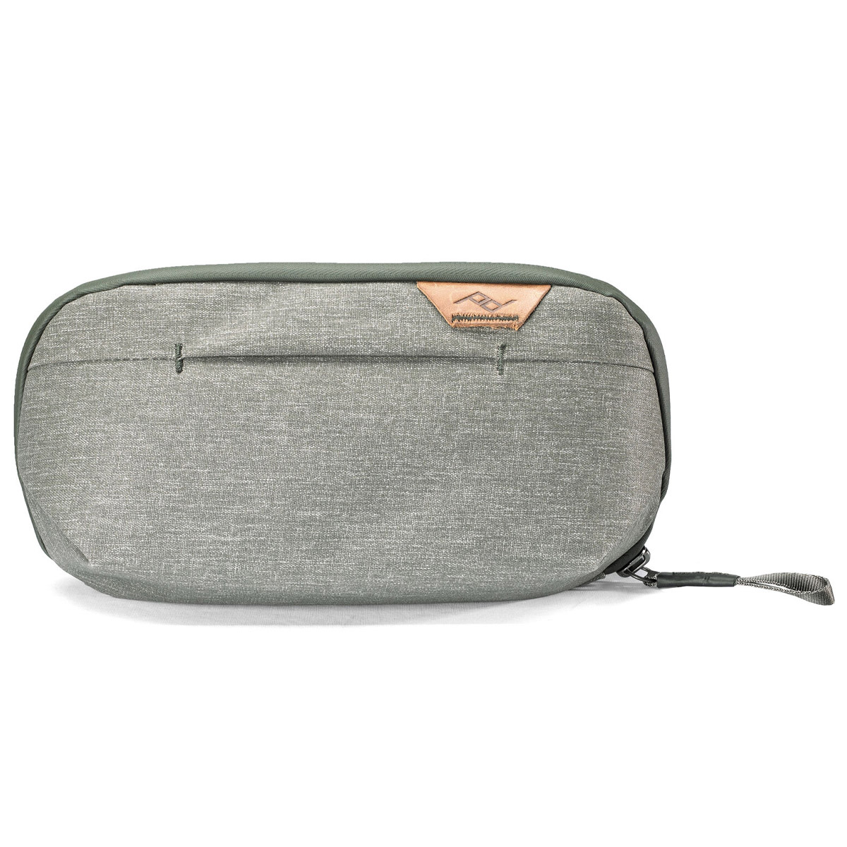 Peak Design Wash Pouch Small -pesupussissa on vetoketjullinen kangasmalli, jossa on etutasku ja pieni ruskehtava nahkainen logokorostus valkoisella pohjalla.
